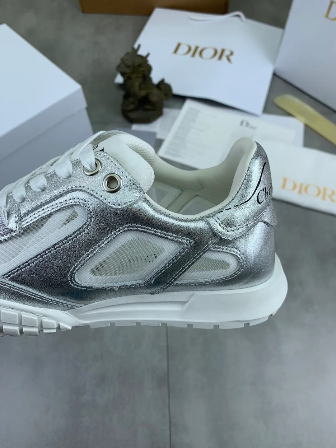 Men's men's shoes P560 new Dior Tech sneakers 2026 early spring series new products, with fashionable details, highlighting retro aesthetics. The light beige anti-suede cow leather upper is spliced ​​with apricot transparent mesh fabric on the side. The upper window edge is adhered with high-frequency flat ironing and back-pressure. It replicates the original craftsmanship, making it beautiful and comfortable without falling off. The interior is made of sheep lining of the same color and is soft and comfortable. The heel and tongue are embellished with the Paris logo. The textured TPU soles with the same color logo. The high-end version is exquisitely packaged with an airplane box, adding to the high-end style. Color: 4️⃣colors available Size: Female 35-41 Male 39-46